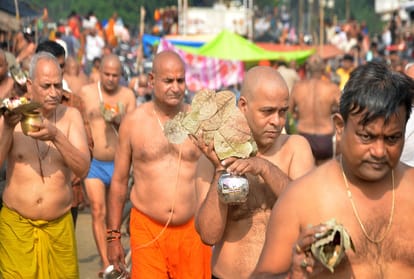 Pitru Visarjan: Masses gathered on the banks of Sangam to perform Shradh for ancestors