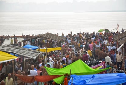 Pitru Visarjan: Masses gathered on the banks of Sangam to perform Shradh for ancestors