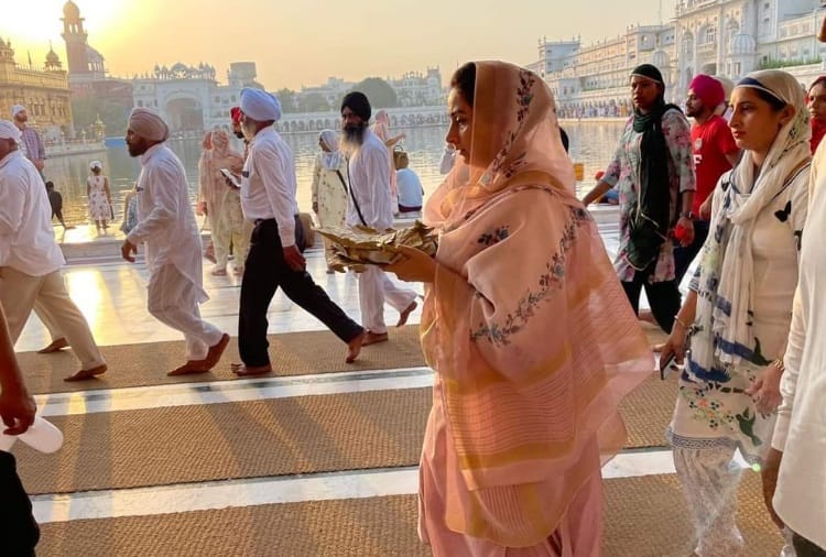 MP Harsimrat Kaur Badal Pay obeisance at Shri Harmandir Sahib in Amritsar
