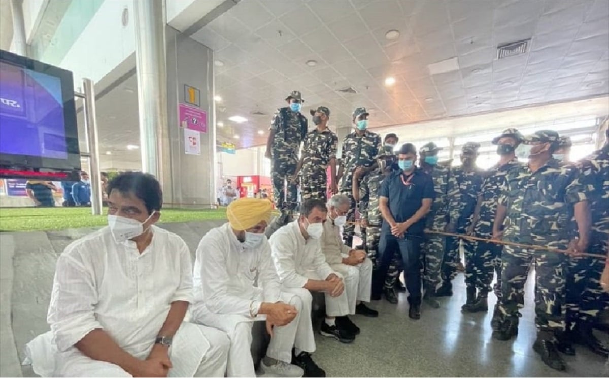 लखनऊ एयरपोर्ट पर राहुल गांधी (फाइल फोटो)