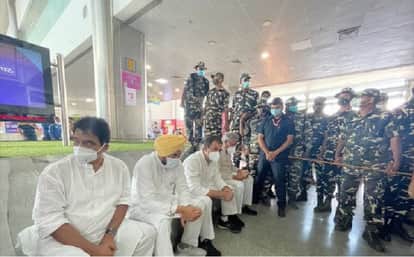 लखनऊ एयरपोर्ट पर राहुल गांधी