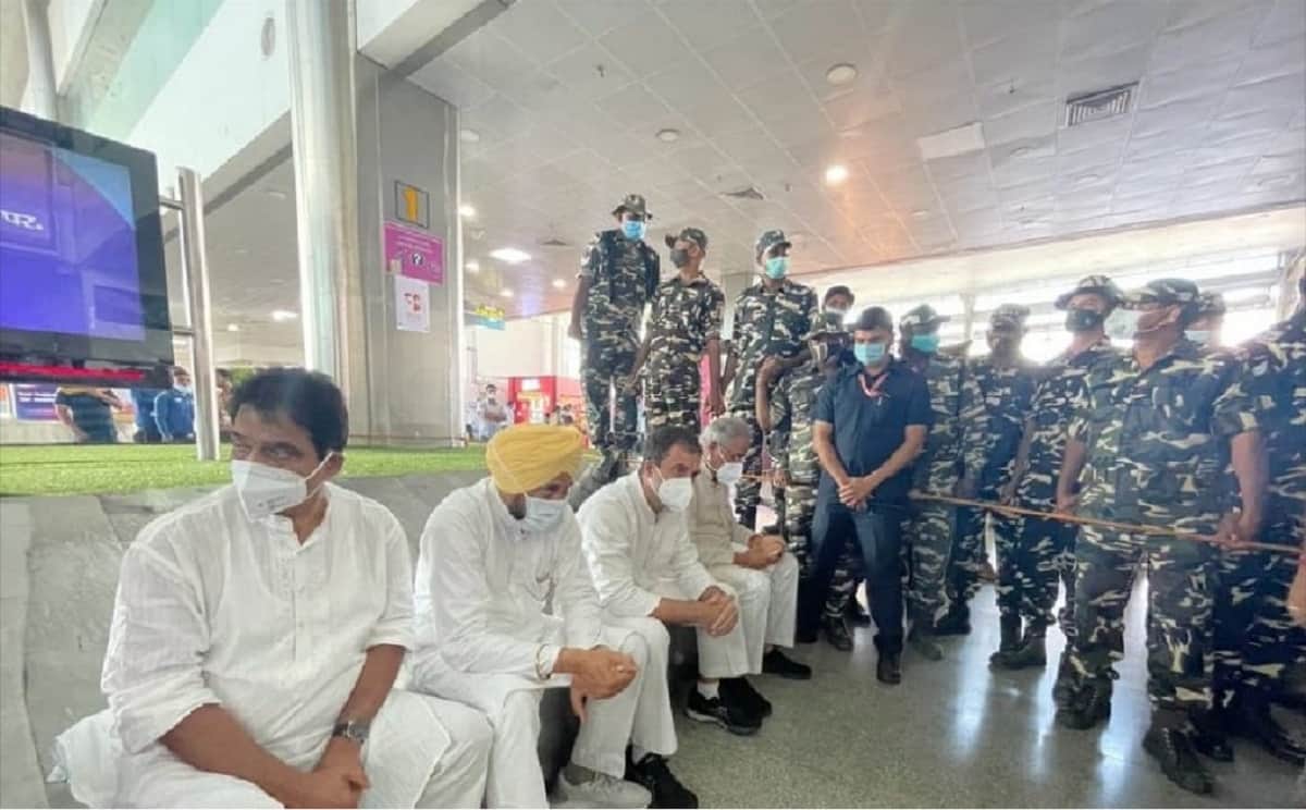 Rahul gandhi had again face the problem with UP police after SPG Security withdrawn
