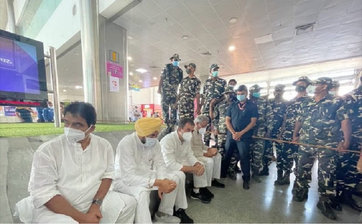 Rahul gandhi had again face the problem with UP police after SPG Security withdrawn