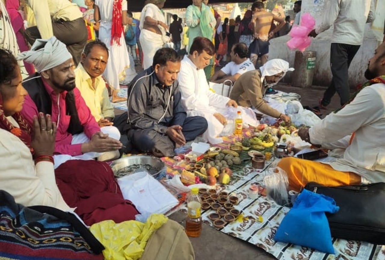 Pitru Amavasya 2021: huge rush in haridwar rishikesh all ganga ghat, see photos