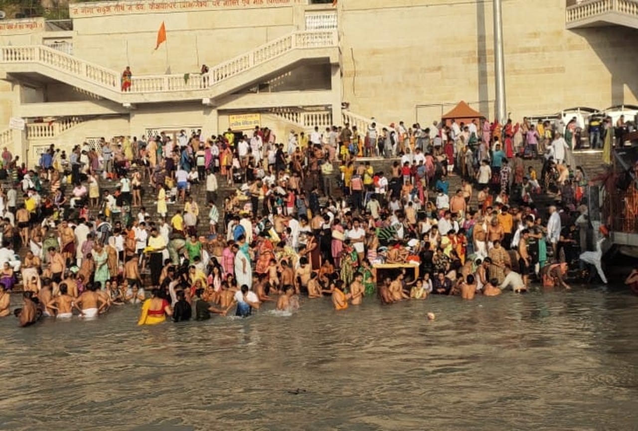 Pitru Amavasya 2021: huge rush in haridwar rishikesh all ganga ghat, see photos