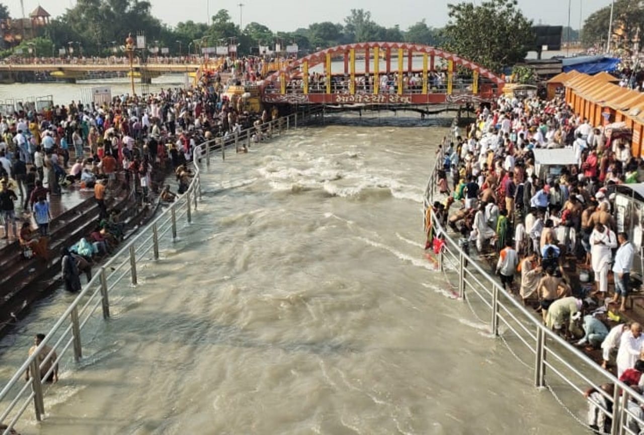Pitru Amavasya 2021: huge rush in haridwar rishikesh all ganga ghat, see photos