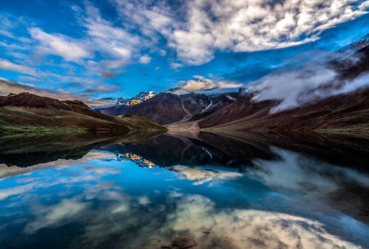 The Moon Lake know why this lake changes color many time in a day this is the reason behind this