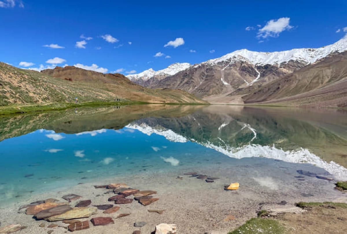 The Moon Lake know why this lake changes color many time in a day this is the reason behind this