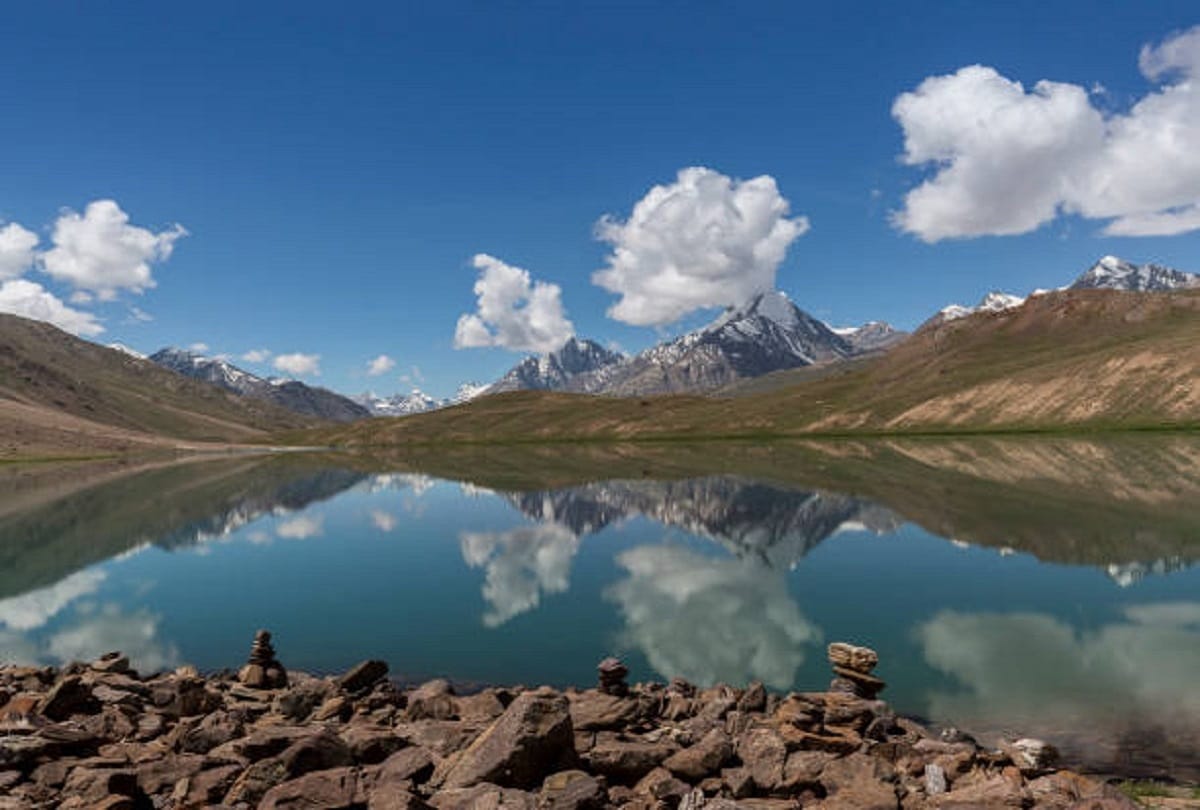 The Moon Lake know why this lake changes color many time in a day this is the reason behind this
