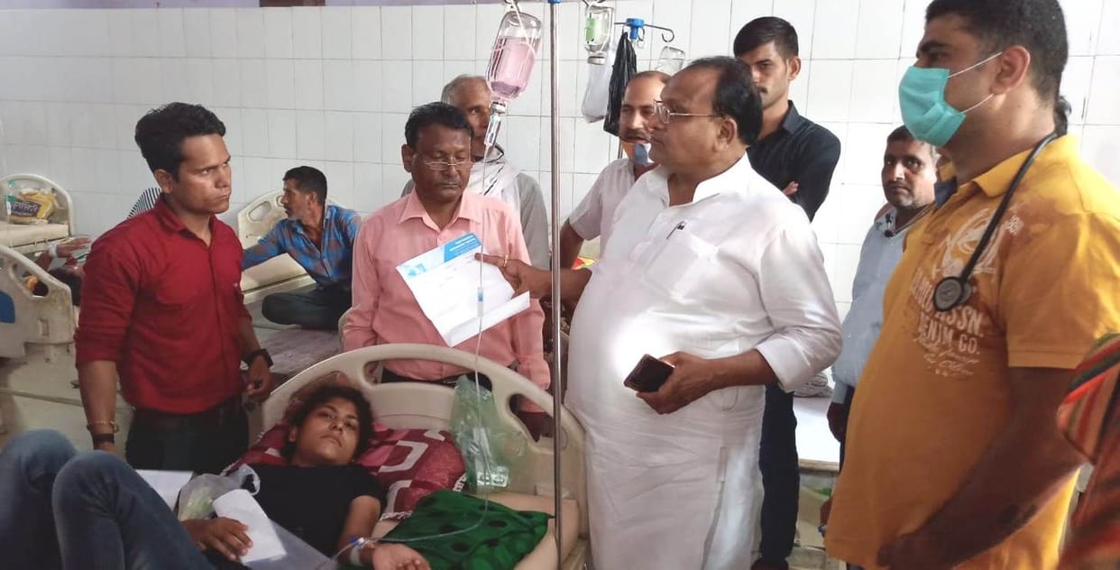 Hathras: Ex-MLA visits private hospitals to know the condition of dengue victims