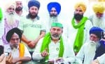 प्रेस को संबोधित करते आम आदमी पार्टी के कार्यकर्ता।