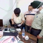 औद्योगिक क्षेत्र में चोरी की घटना की जांच करती टीम।