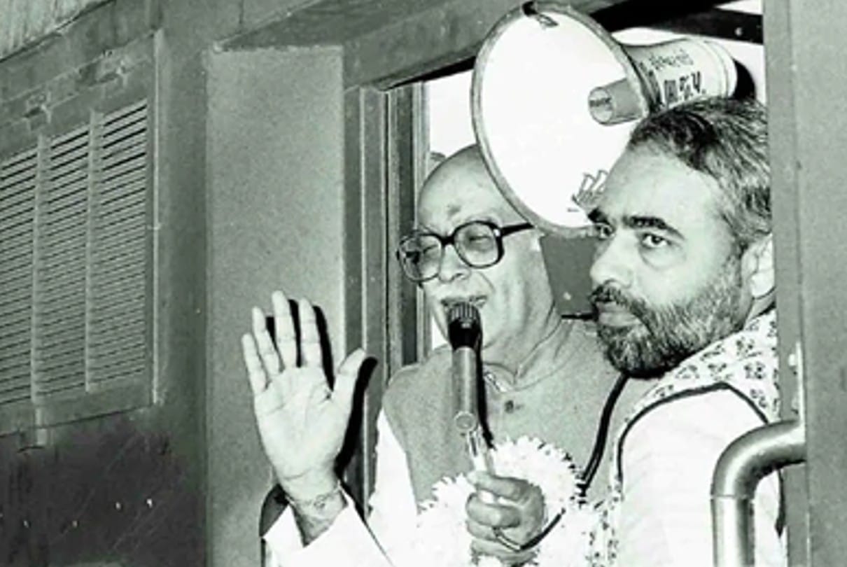 नरेंद्र मोदी को लालकृष्ण आडवाणी का काफी करीबी माना जाता था।