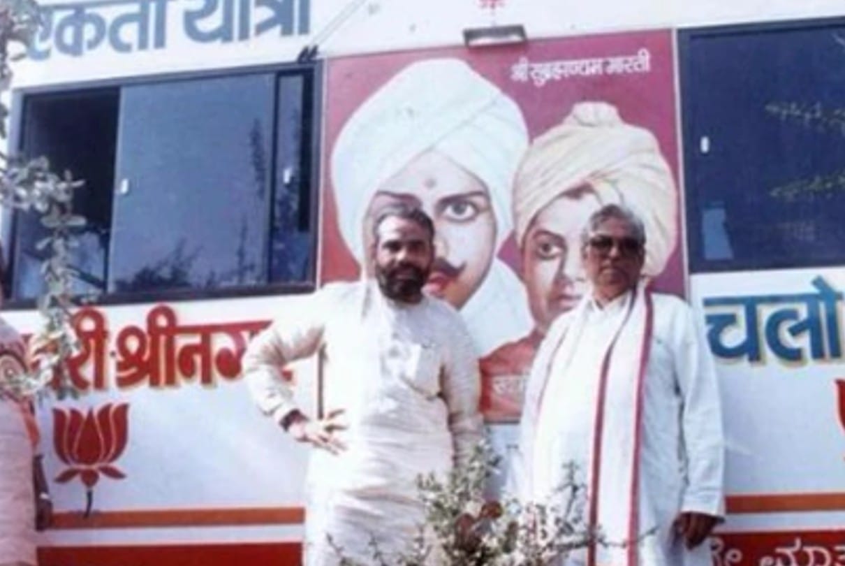 डॉ. मुरली मनोहर जोशी के साथ नरेंद्र मोदी।