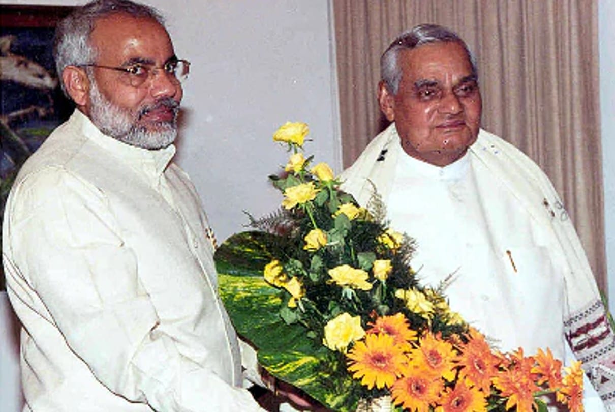 पूर्व प्रधानमंत्री अटल बिहारी वाजपेयी के साथ नरेंद्र मोदी (फाइल फोटो)