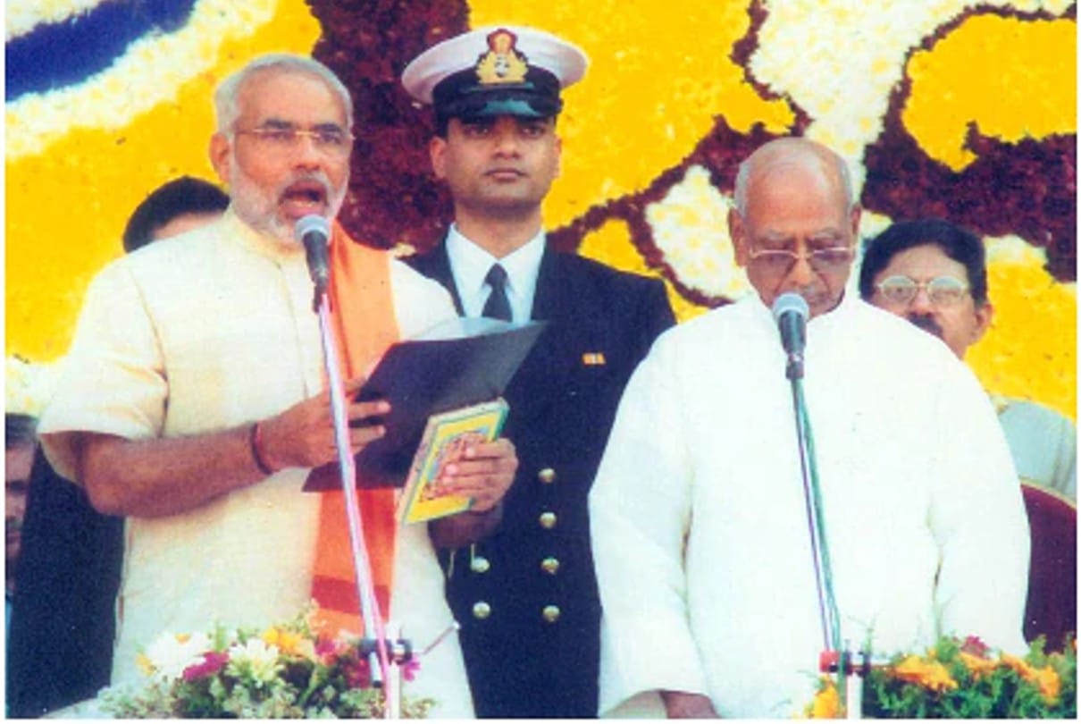 गुजरात के मुख्यमंत्री पद का शपथ लेते हुए नरेंद्र मोदी।