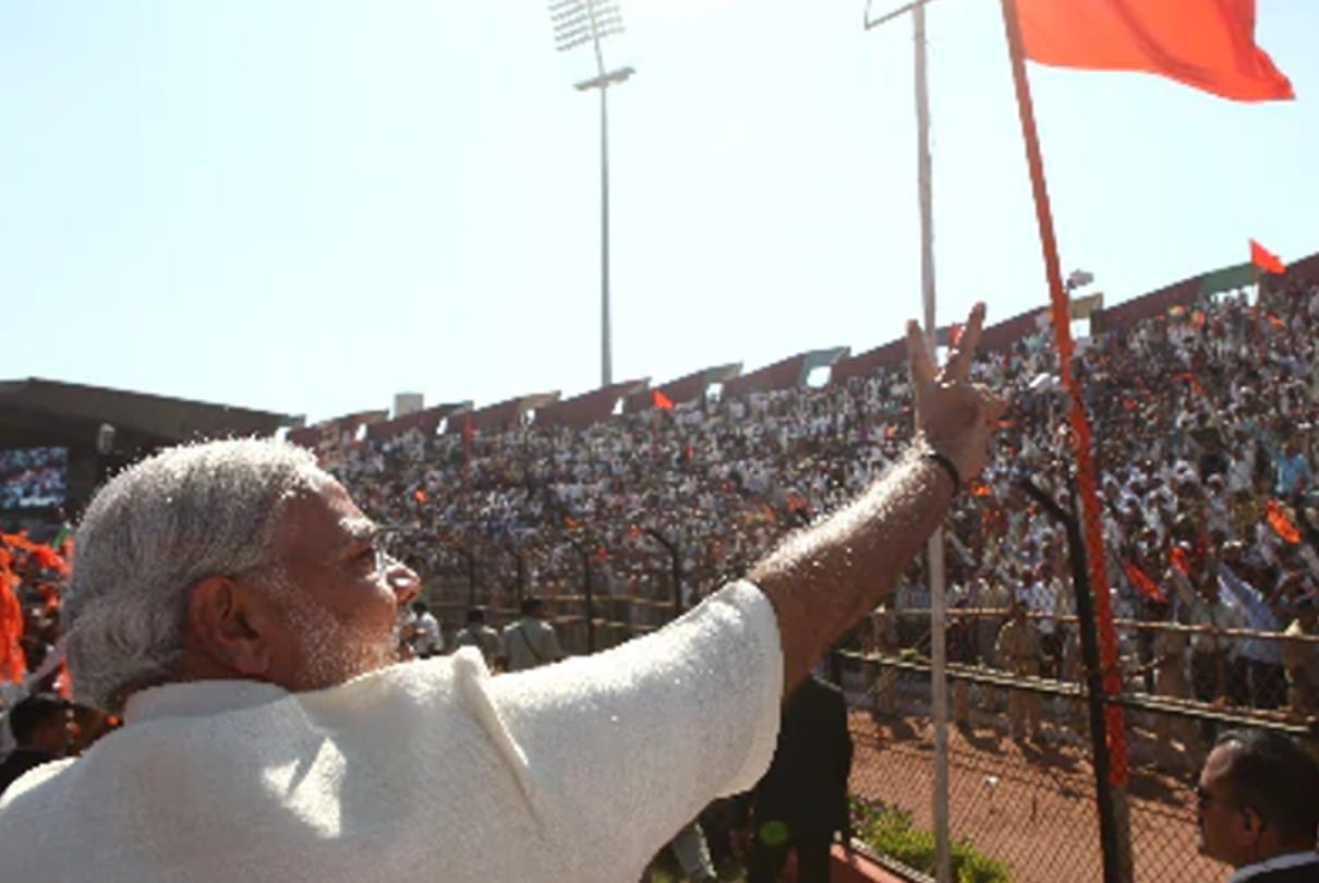 जनता का अभिवादन करते नरेंद्र मोदी।
