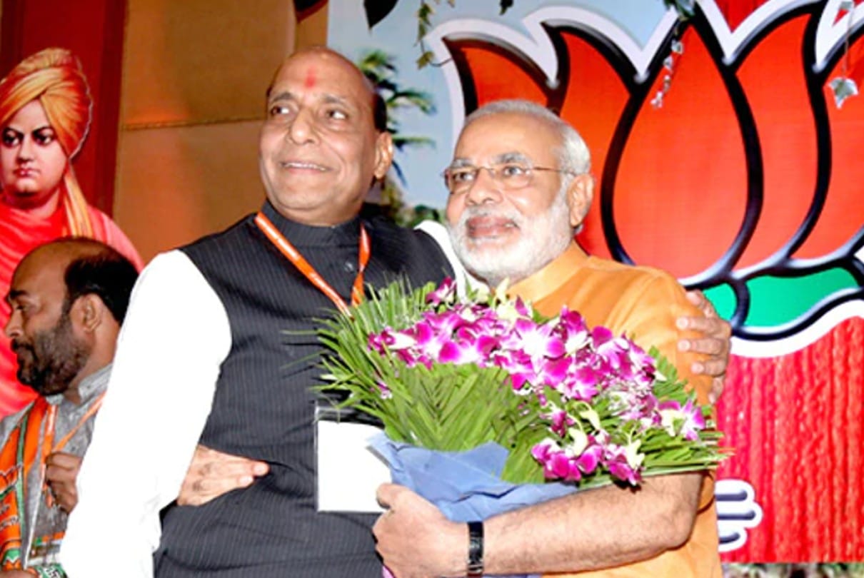 नरेंद्र मोदी के साथ राजनाथ सिंह।