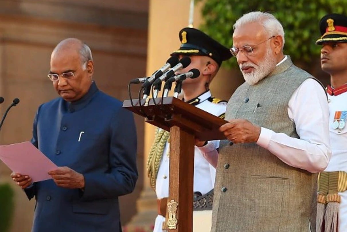 दूसरी बार प्रधानमंत्री पद की शपथ लेते नरेंद्र मोदी।