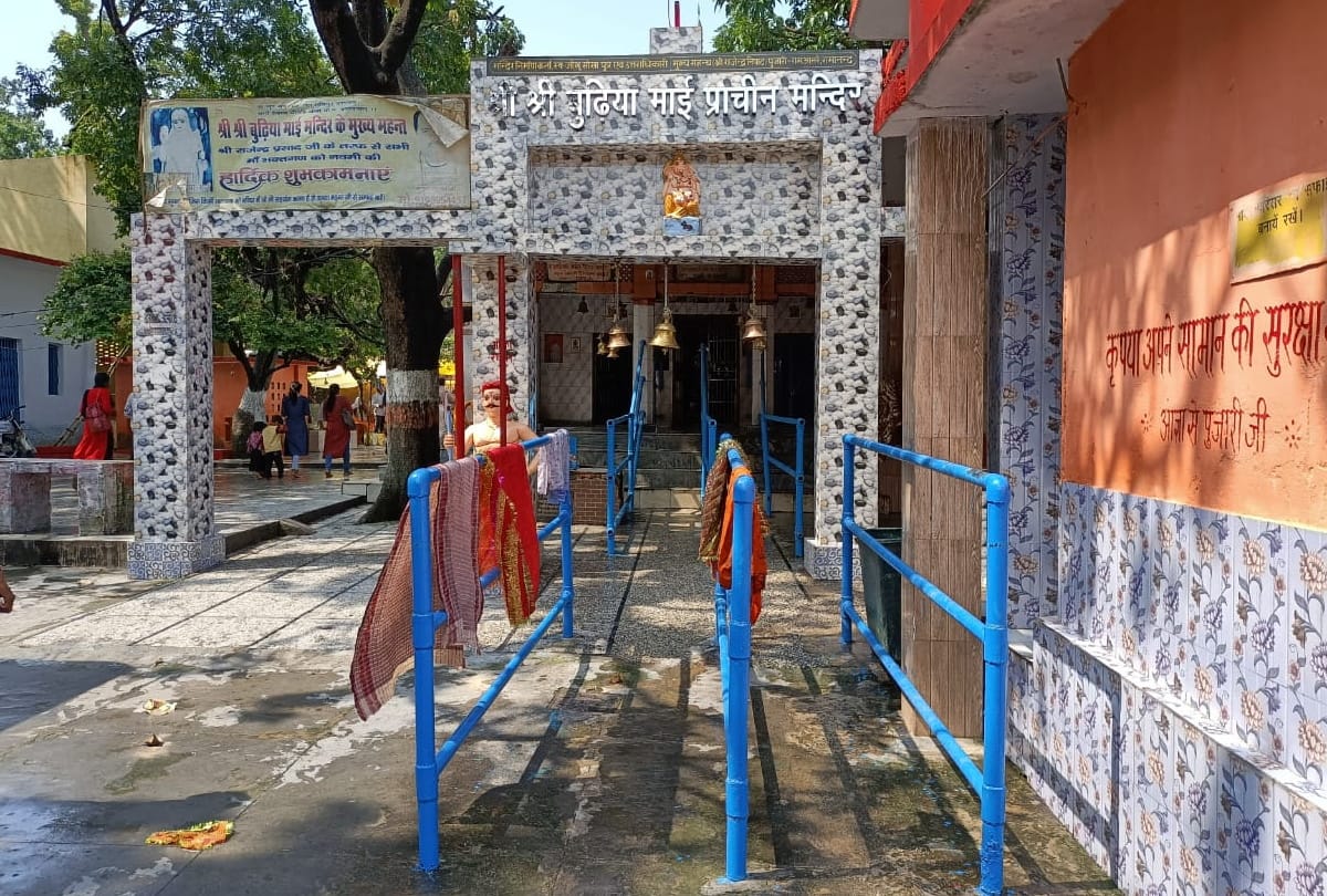 Navratri 2021 Devotees gathered in temple on first day of Shardiya Navratri festival of Maa Durga