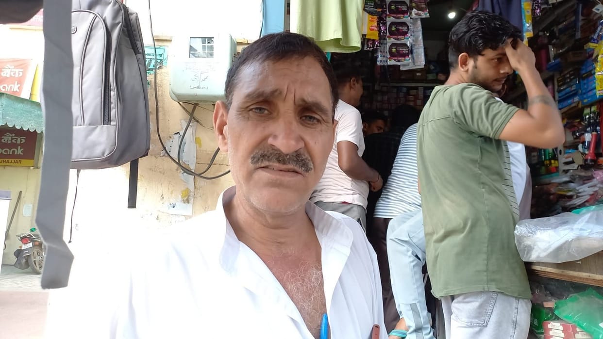 2 lakh 20 thousand rupees extracted from the bike's trunk