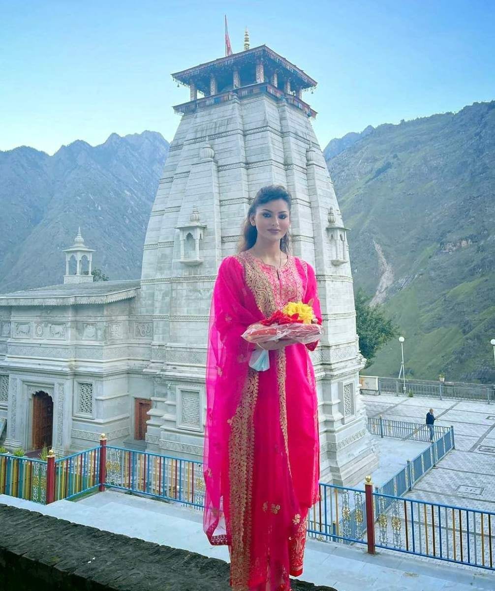 Actress Urvashi Rautela visited Narsingh Temple with family