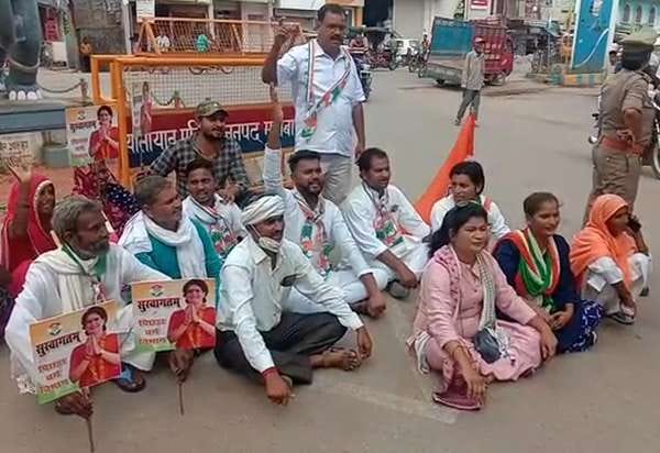 Congressmen protest, many leaders under house arrest