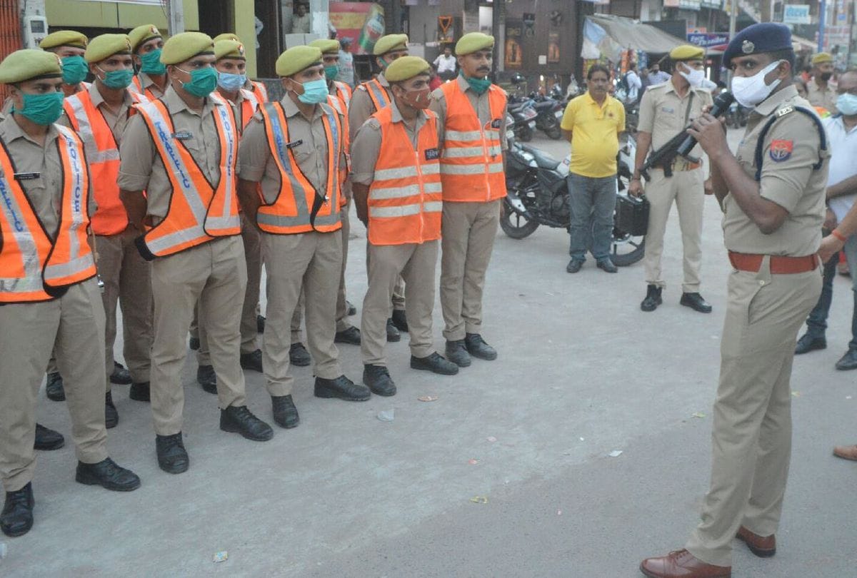 Agra Traffic Police Alert At Crossing