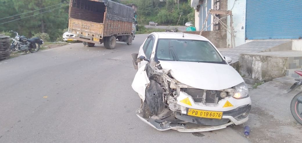 Car and truck collide in Baikunthnagar
