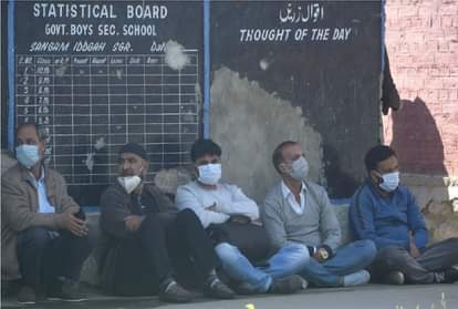 कश्मीर में शिक्षकों की हत्या के बाद शोक में डूबा स्कूल स्टाफ