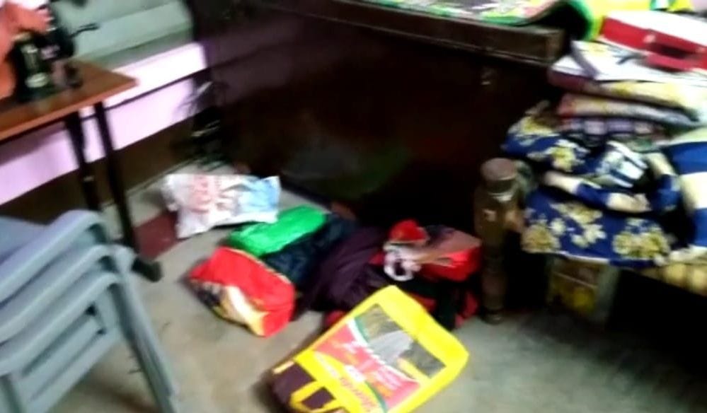 Husband admitted to hospital, wife took away jewellery, cash