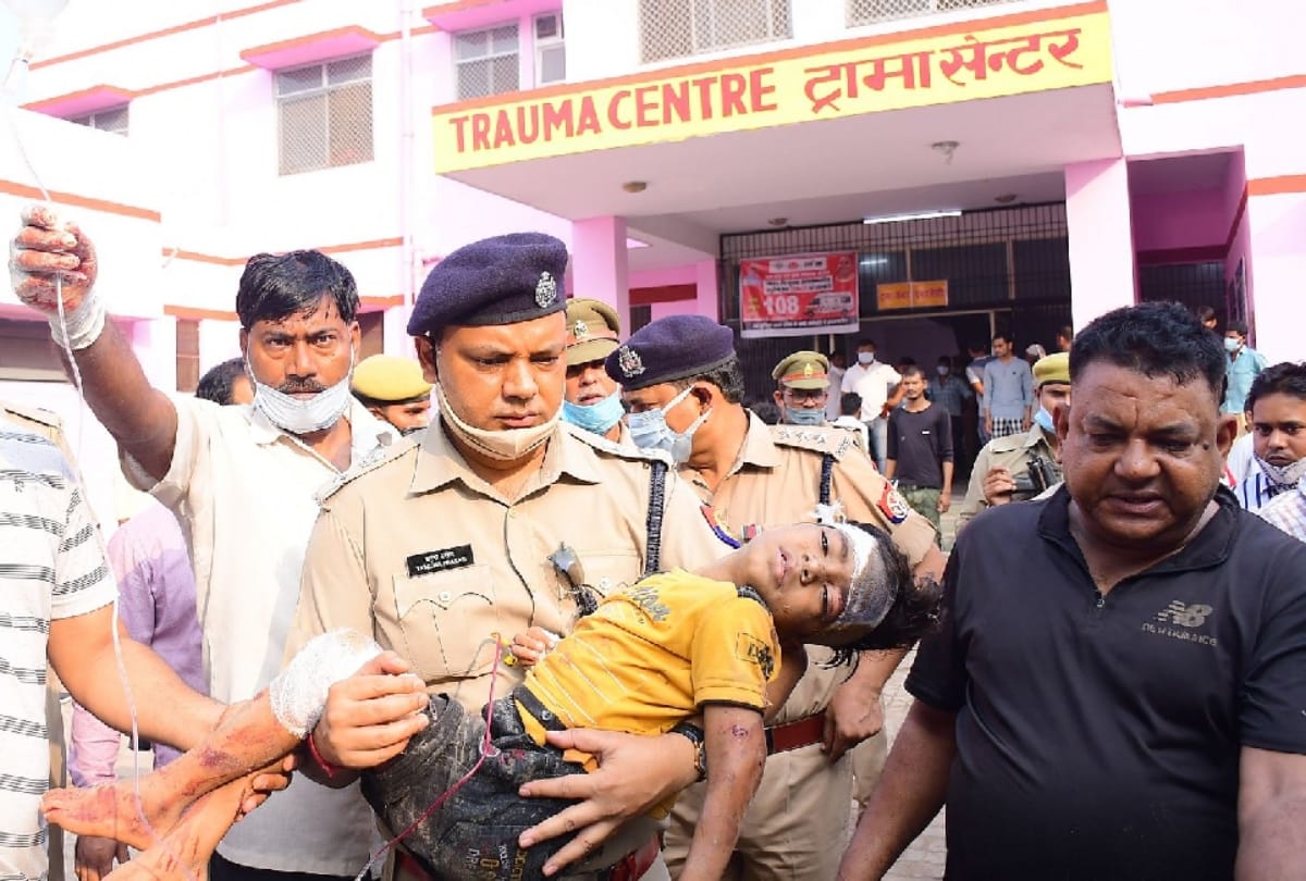 Barabanki Road Accident News Update Today: Double Decker Bus broke into two pieces in the accident