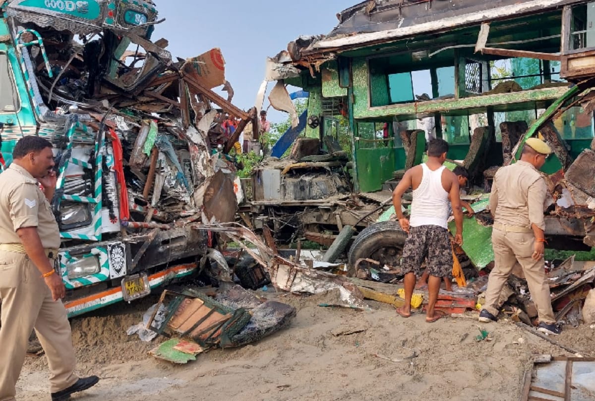 Barabanki Road Accident News Update Today: Double Decker Bus broke into two pieces in the accident