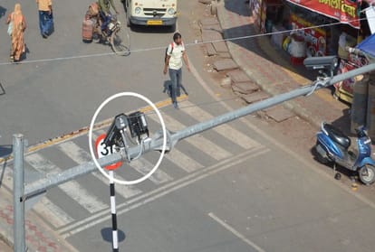 Agra Traffic Police Alert At Crossing