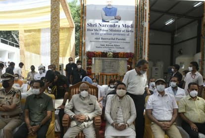 जीएमएसएच 16 में ऑक्सीजन जेनरेटर प्लांट के उदघाटन के दौरान मौजूद प्रशासक बनवारी लाल पुरोहित।