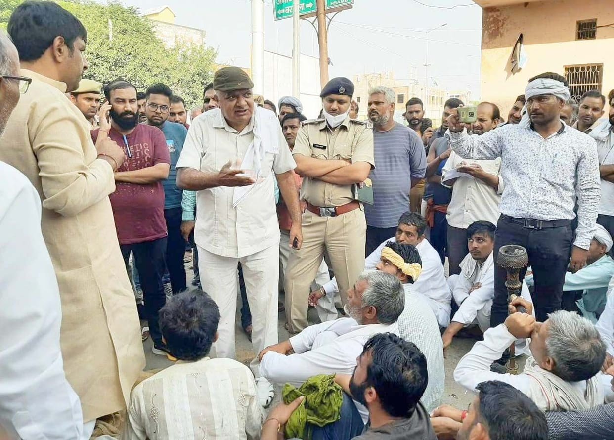 Angry farmers locked the market committee office due to non-procurement of paddy