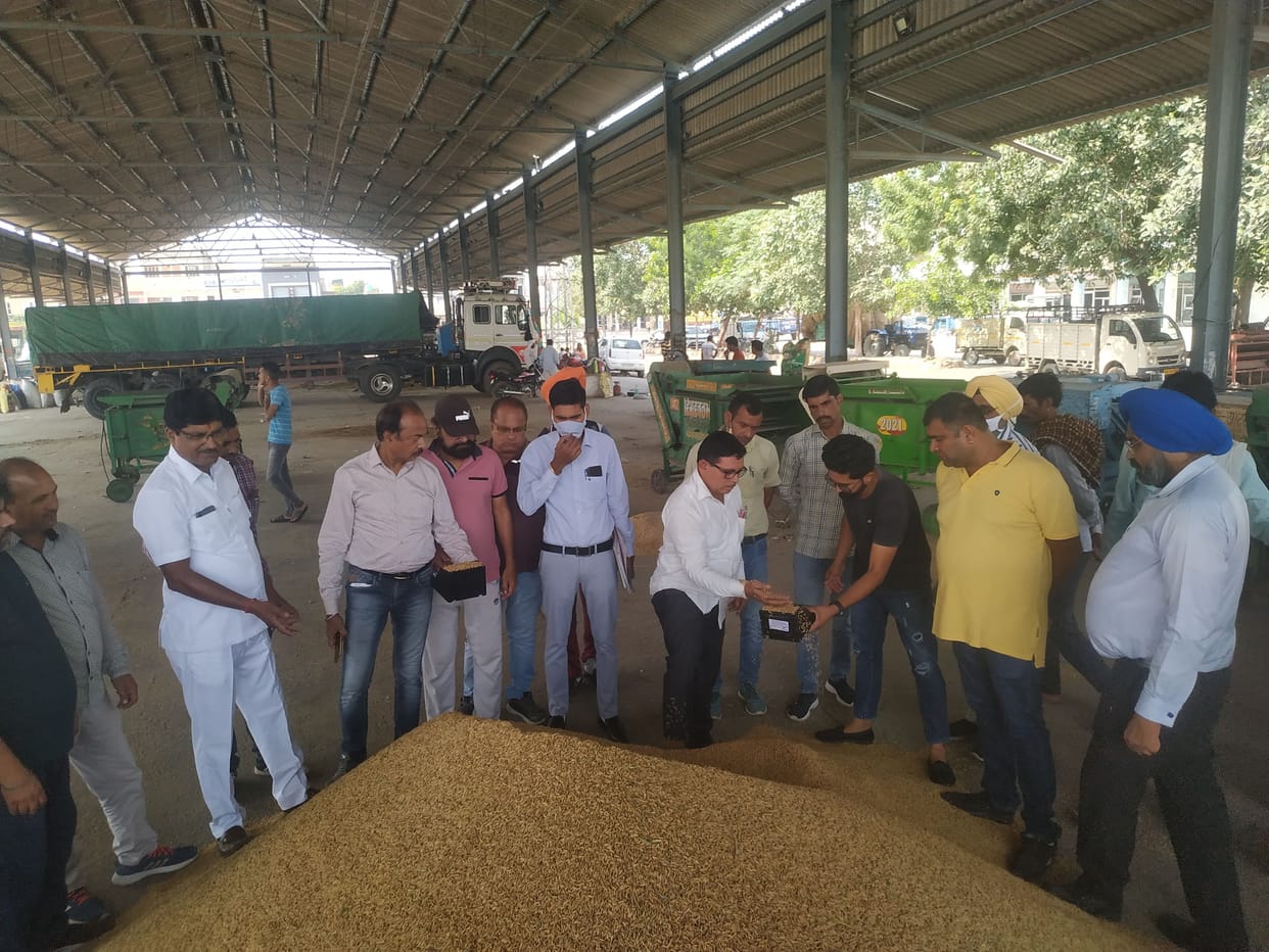 Farmers were upset, the agency did not buy because of the moisture in the paddy, only 357 quintals of paddy sold in five days