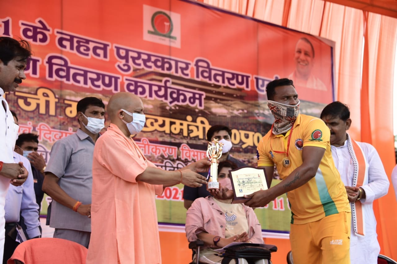 CM Yogi adityanath in Varanasi covid vaccination express flagged off and rewarded winners of Divyang T20 cricket tournament