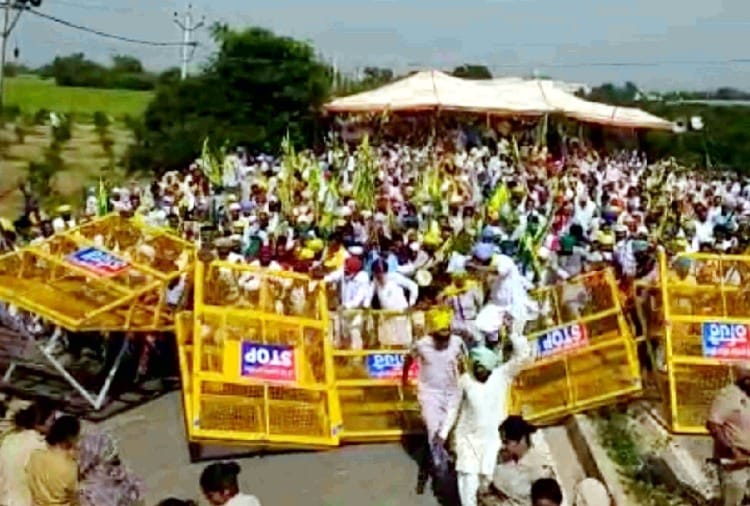 Farmers protest at Finance Minister Manpreet Singh Badal residence in Muktsar
