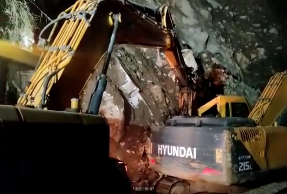Uttarakhand News: Landslide on Yamunotri Highway one Machine Operation injured