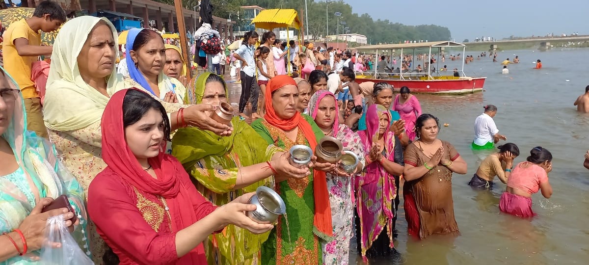 After bathing in the Ganges on Pitru Amavasya, water tarpan
