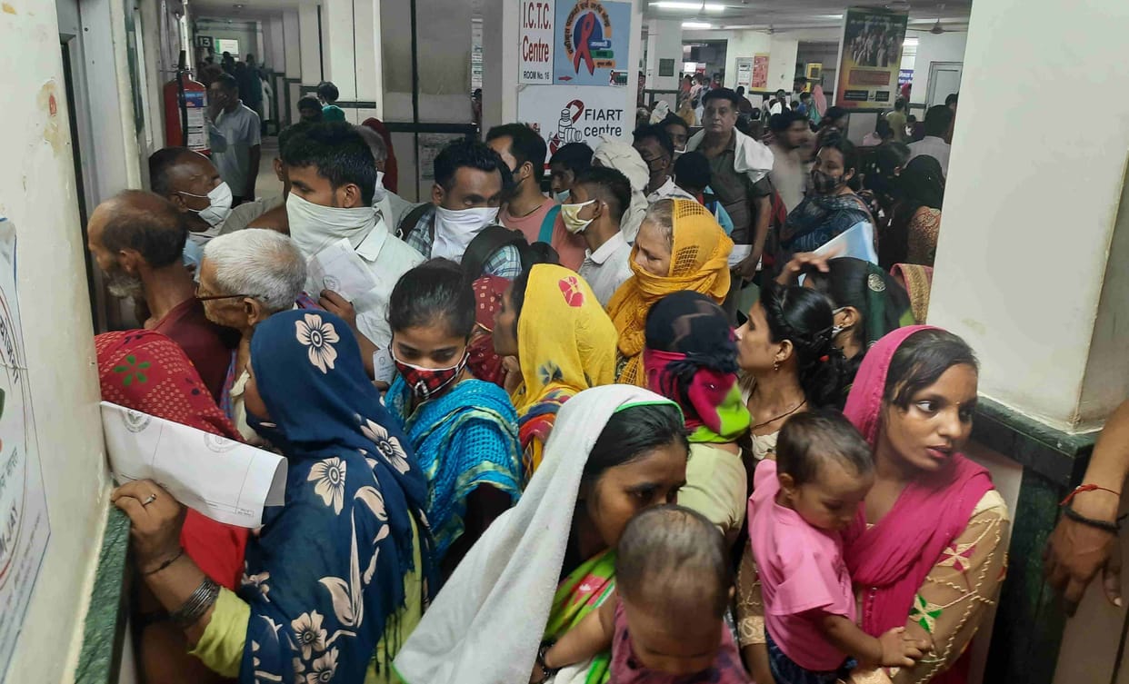 With the change in the weather, the number of patients with cough, cold and fever increased.