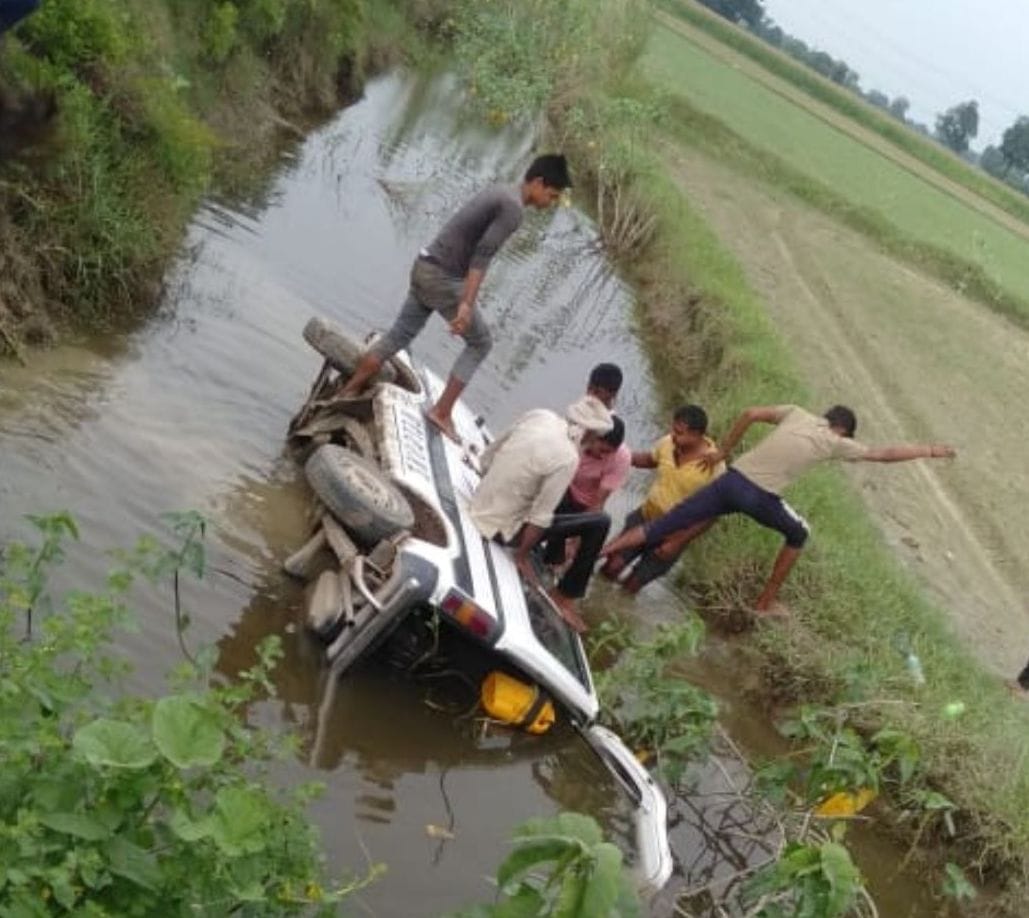 Van full of 23 school children overturned in a waterlogged ravine, villagers rescued everyone