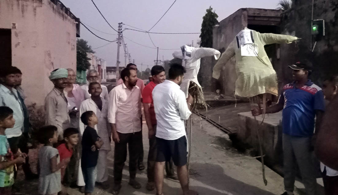 Farmers burn effigies of Rahul Gandhi and Ashok Gehlot in Baragaon