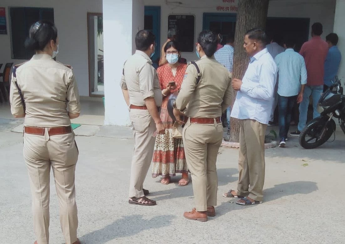chain robbed in broad daylight from scooty riding woman