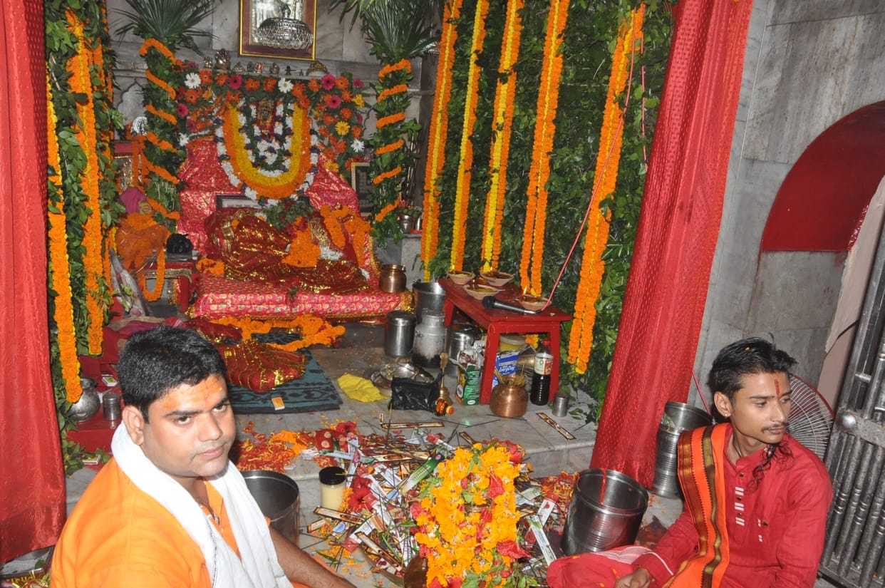 Devotees gathered to worship Shailputri on the first day