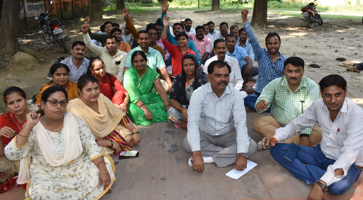 fathepur news,Irrigation department workers protest against new pension policy