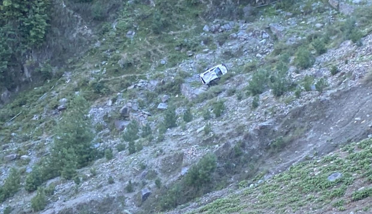 Car fell into ditch, three people seriously injured