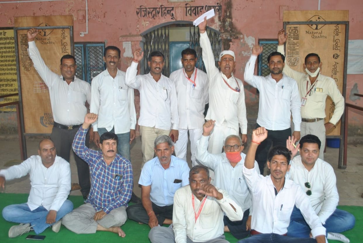 Lockout in deputy registrar's office, advocates sitting on dharna