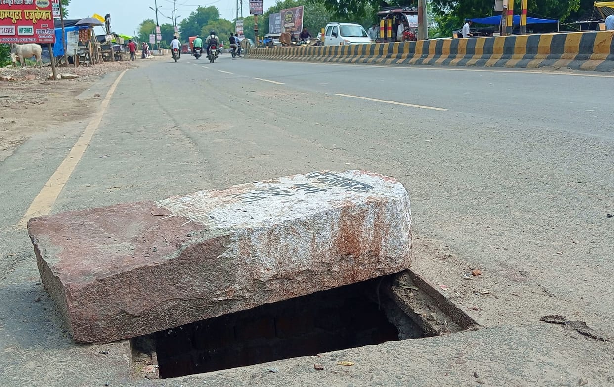 Life at risk due to open manhole in the city